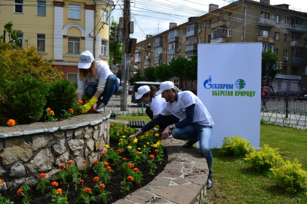 Воронежские газовики посадили цветы рядом с детской художественной школой